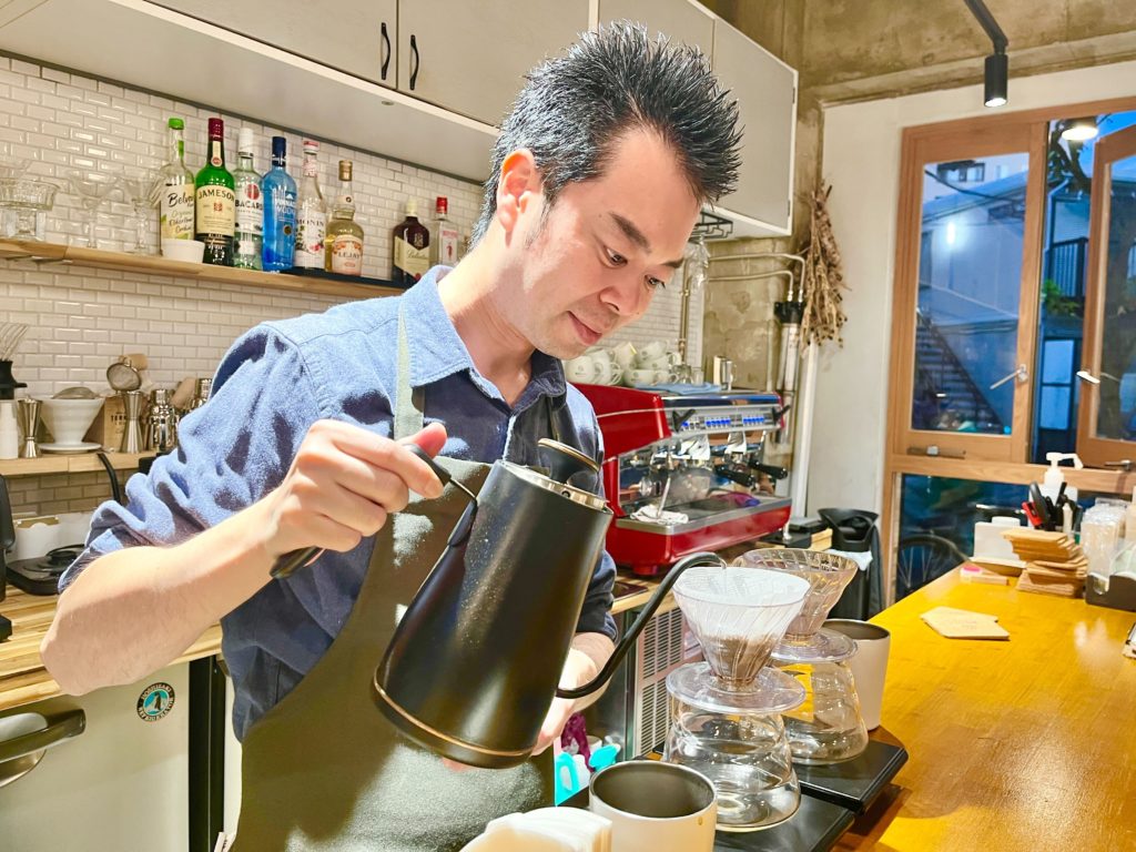 蒲田カフェ店長の福島さんがコーヒーを淹れている